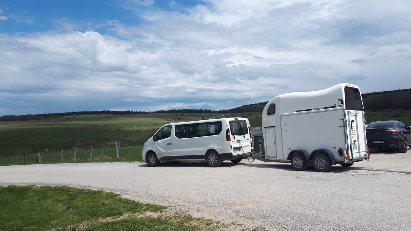 transport d'âne de randonnée en Auvergne, Massif central, Haute-Loire